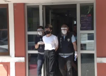Mezarlıkta kli̇p çeken şahıslar adli̇yeye sevk edi̇ldi̇