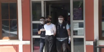 Mezarlıkta kli̇p çeken şahıslar adli̇yeye sevk edi̇ldi̇