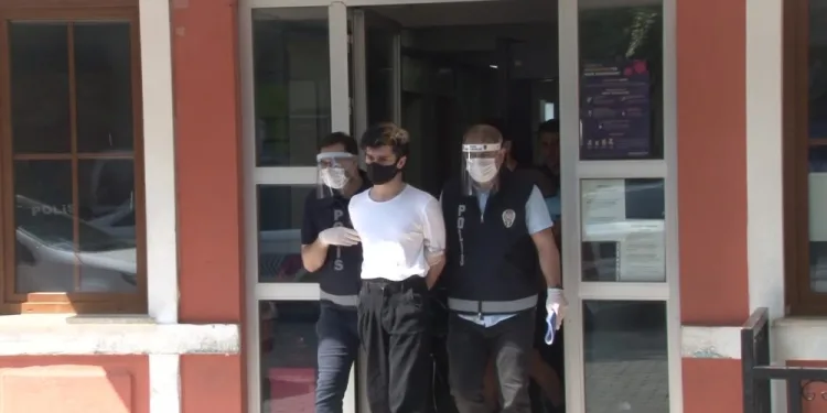 Mezarlıkta kli̇p çeken şahıslar adli̇yeye sevk edi̇ldi̇