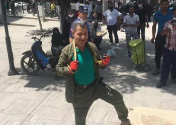 Motosiklet üzerinde gördüğü yılanla tehlikeli pozlar verdi!