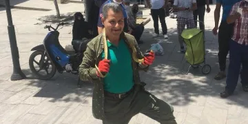 Motosiklet üzerinde gördüğü yılanla tehlikeli pozlar verdi!
