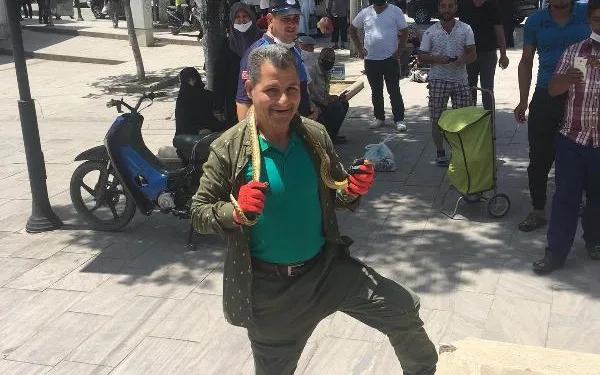 Motosiklet üzerinde gördüğü yılanla tehlikeli pozlar verdi!