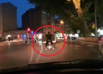 Bursa’da şok eden manzara! Motosikletle dolap taşıdılar