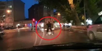 Bursa’da şok eden manzara! Motosikletle dolap taşıdılar
