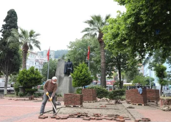 Mudanya Cumhuri̇yet Meydanı projesinde ilk etap başladı