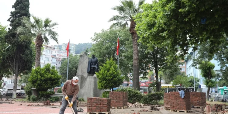 Mudanya Cumhuri̇yet Meydanı projesinde ilk etap başladı