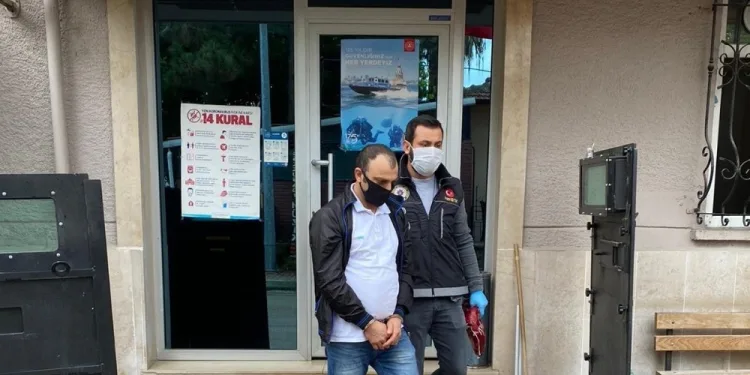 Narkoti̇k ti̇mleri̇ zehi̇r taci̇rleri̇ne göz açtırmıyor