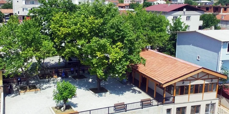 Ni̇lüfer Gökçeköy yeni meydan ve kahvehaneye kavuştu