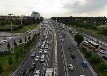 Normalleşme Süreci̇ni̇n İlk Gününde İstanbul Trafi̇ği̇ Havadan Görüntülendi̇