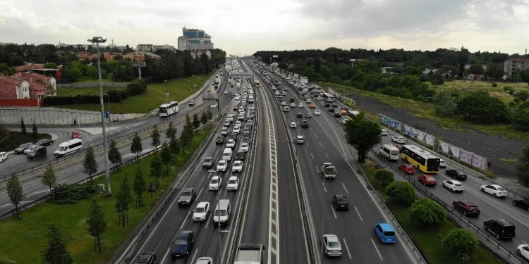 Normalleşme Süreci̇ni̇n İlk Gününde İstanbul Trafi̇ği̇ Havadan Görüntülendi̇