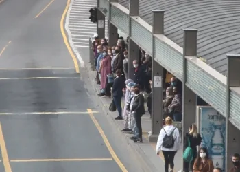 Normalleşmeni̇n İlk Sabahı Metrobüs Durağında İnsan Yoğunluğu