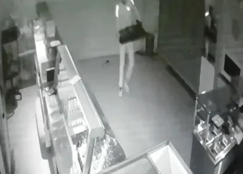 Okul Kanti̇ni̇nden Hırsızlık Yapan Şahıs Kamerada