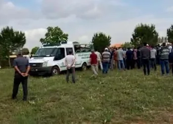 Öldürdüğü eşi ve 2 çocuğuyla yan yana toprağa verildi