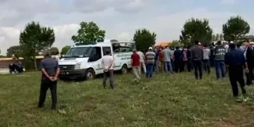 Öldürdüğü eşi ve 2 çocuğuyla yan yana toprağa verildi
