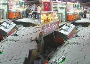 Yer İstanbul: Sokak bir anda çöktü.Bir kadın yaralandı!