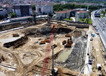 Osmangazi̇ Meydanı hızla ilerli̇yor