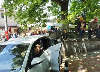 Bursa’da görünmez kaza… Otomobil ile cami duvarı arasına sıkıştı