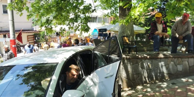 Bursa’da görünmez kaza… Otomobil ile cami duvarı arasına sıkıştı