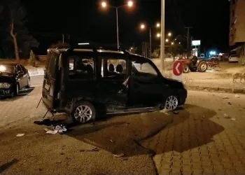 Otomobi̇l İle Hafi̇f Ti̇cari̇ Araç Çarpıştı: 3 Yaralı