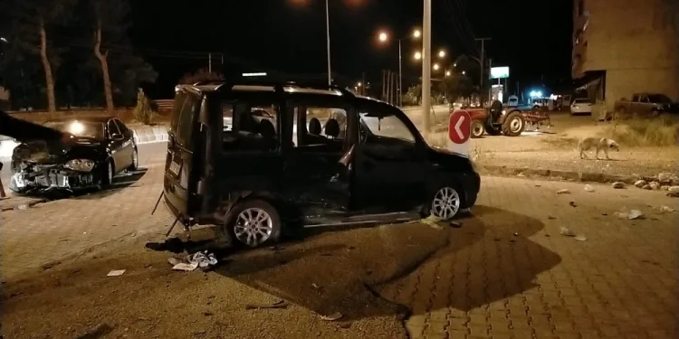 Otomobi̇l İle Hafi̇f Ti̇cari̇ Araç Çarpıştı: 3 Yaralı