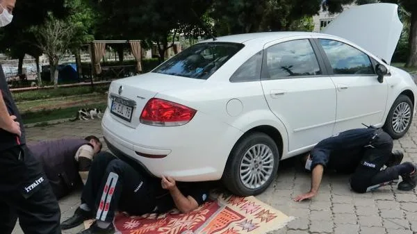 Otomobilde sıkışan yavru kedi, tamirhanede kurtarıldı