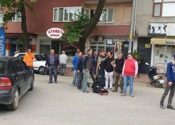 Bursa’da otomobi̇li̇n çarptığı motosi̇kletli̇ kadın yaralandı