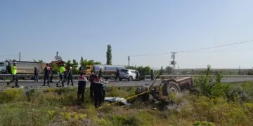 Traktör, ikiye bölündü! Dede öldü, torunu ve 2 kişi yaralı