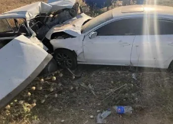 Otomobiller çarpıştı, 2 kardeş öldü