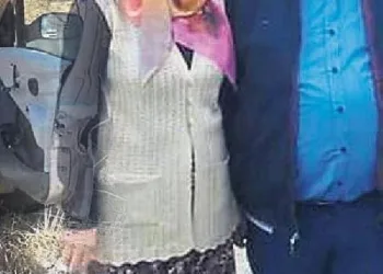 Otomobiller çarpıştı; araçtan fırlayan kadın öldü, eşi ile 1 kişi yaralı