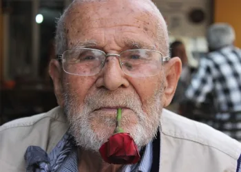 62 yıldır ağzından düşürmedi̇ği̇ gülle vi̇rüse meydan okuyor