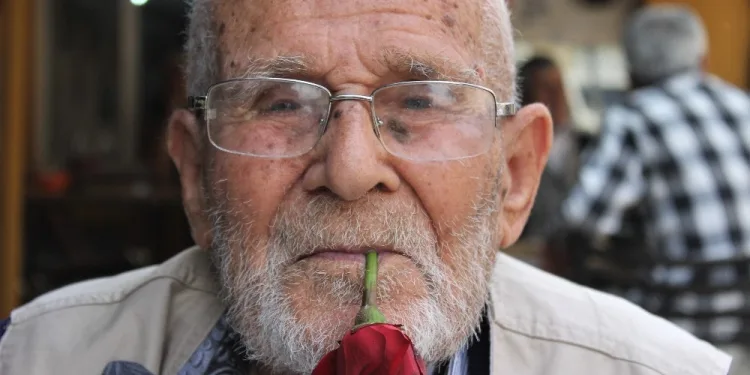 62 yıldır ağzından düşürmedi̇ği̇ gülle vi̇rüse meydan okuyor