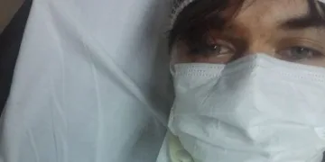 Arkadaşıyla parkta oturan genç saldırıya uğradı