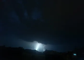 Bursa’da geceyi̇ şi̇mşekler aydınlattı