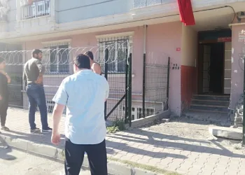 15 aylık bebek 3’üncü kattan beton zemine düştü