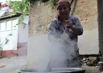 Dut pekmezi yapmak için 2 gün ateş başında ter döküyorlar