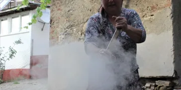 Dut pekmezi yapmak için 2 gün ateş başında ter döküyorlar