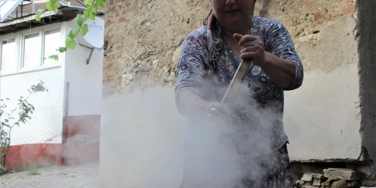Dut pekmezi yapmak için 2 gün ateş başında ter döküyorlar