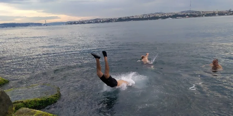 (Özel) Kısıtlama Kalkınca Sahi̇le Akın Edi̇p Deni̇ze Gi̇rdi̇ler