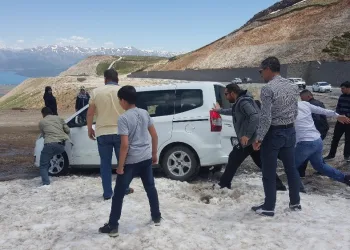 Araçlar yaz günü kara saplandı!