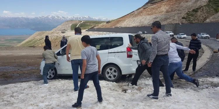 Araçlar yaz günü kara saplandı!