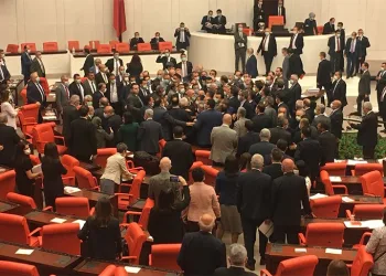 MHP ve CHP arasında kavga!                                         CHP’li Özel “MHP’li Kılavuz bana yumruk atamaya çalıştı”
