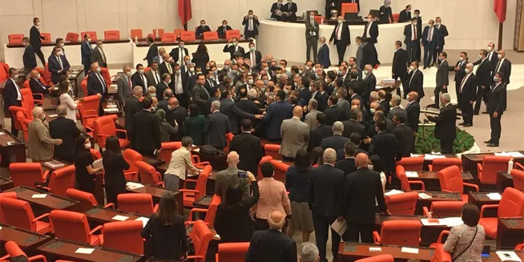 MHP ve CHP arasında kavga!                                         CHP’li Özel “MHP’li Kılavuz bana yumruk atamaya çalıştı”