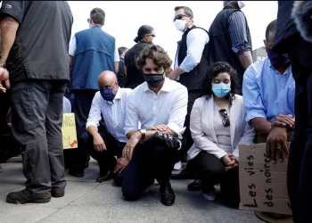 Kanada Başbakanı Trudeau diz çöktü