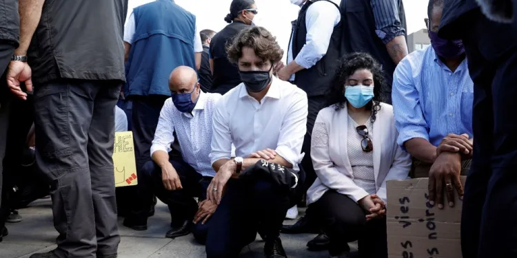Kanada Başbakanı Trudeau diz çöktü