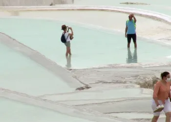 Pamukkale Travertenleri̇ yerli̇ turi̇stleri̇ ağırlıyor