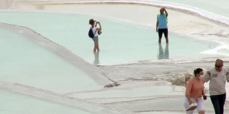 Pamukkale Travertenleri̇ yerli̇ turi̇stleri̇ ağırlıyor