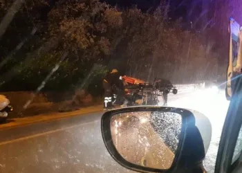 Plaj şemsiyesiyle yaralının yardımına koştu