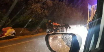 Plaj şemsiyesiyle yaralının yardımına koştu