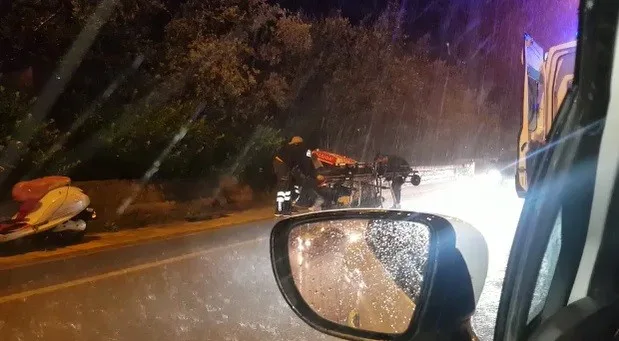 Plaj şemsiyesiyle yaralının yardımına koştu