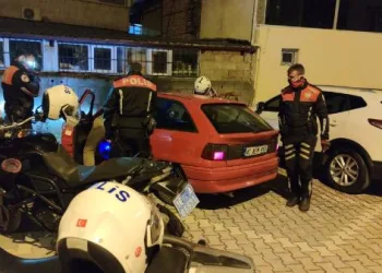 Bursa’da dur ihtarına uymayan sürücü, 3 araca çarpıp kaçtı